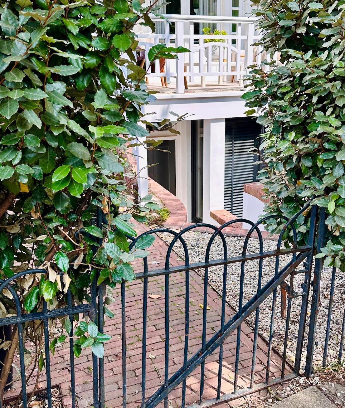 Appartement Wonderful With Beautiful Garden And Kitchen Den Haag
